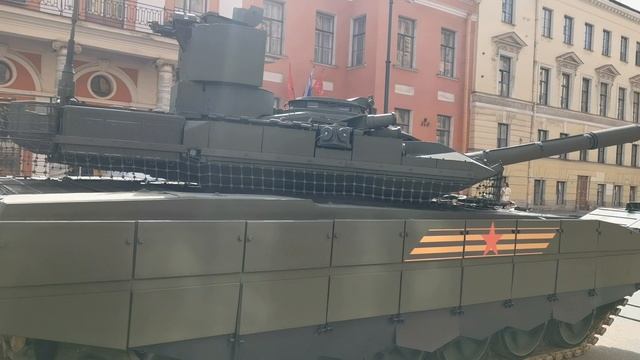 Разгрузка танка Т-72 в центре Санкт-Петербурга.