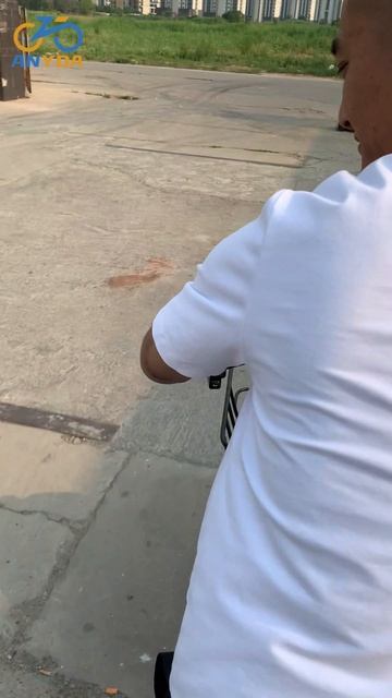 Когда я сидел на заднем сиденье 3-колесного электровелосипеда моего друга