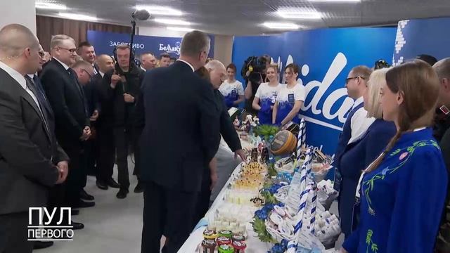 Лукашенко пообещал подарить Путину сыр