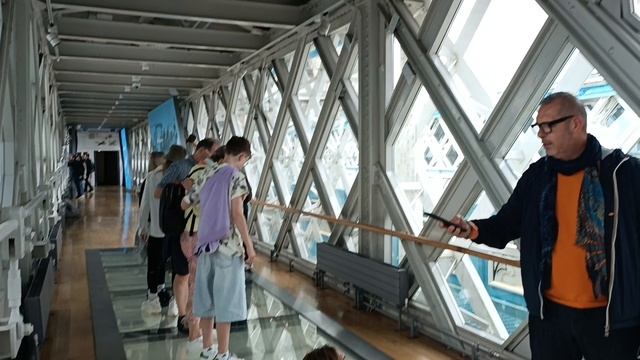 Стеклянный пол на Тауэрском мосту, Лондон (The Glass Floor on Tower Bridge, London)