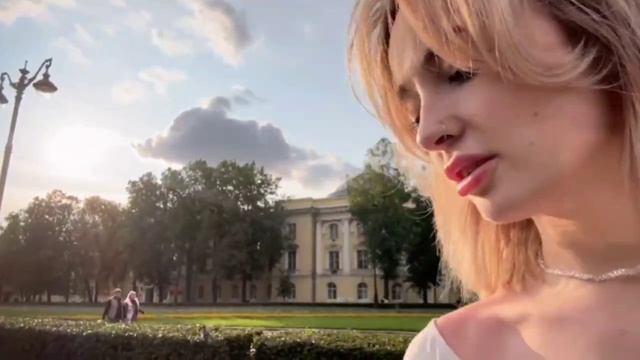 В Питере неадекват толкнул и харкнул в лицо 16-летней девочке !!!