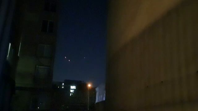 Звуки взрывов гремят над Тегераном. 

Сообщается о работе средств ПВО. Израиль возобновил атаки на т