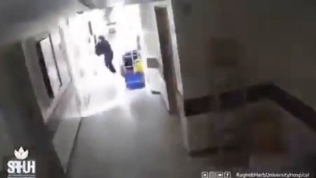 Момент попадания иранской  баллистической ракеты в здание в израильском городе