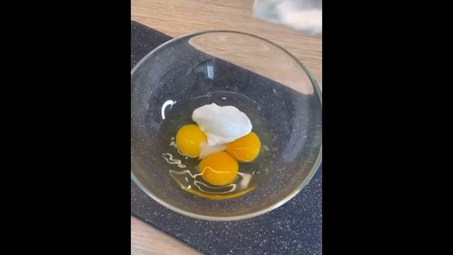 Приготовить вкусный заливной пирог с луком и яйцом