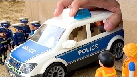 Спасательная полицейская машина пожарная машина скорой помощи от руки в пещере - История игрушечных