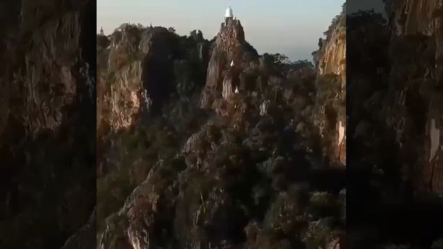 Храм на скале в горах между Лампангом и Чианг Маем