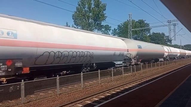 Электровоз Ламинатка с газовыми цистернами