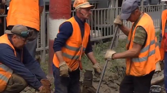 На улице Станкостроителей продолжается замена сложного участка трамвайных путей.