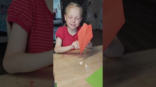 Учимся вместе делать самолётик из бумаги
