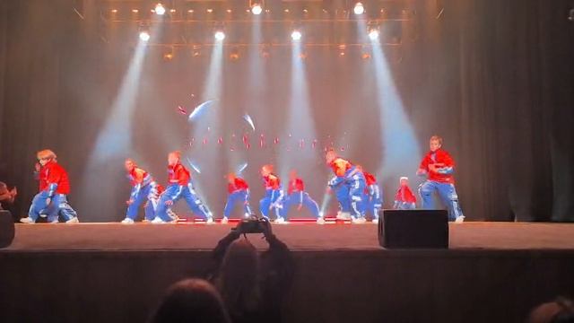 Супер танец на сцене.