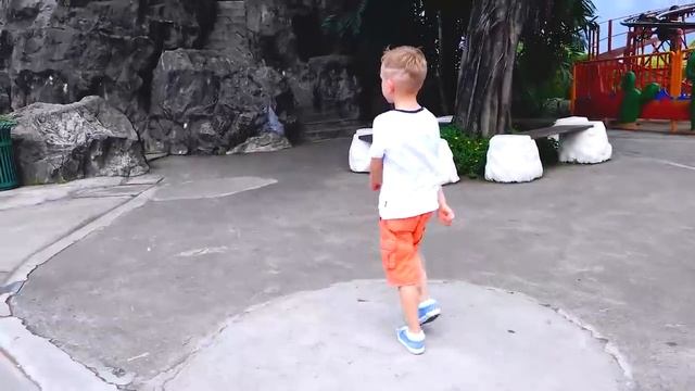 Влад и Никита вместе с мамой играют в парке развлечений