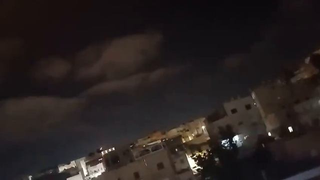 Один из прилетов в Хайфе.
Любители вылезти из бомбоубежища посмотреть на прилеты неизбывны !!!