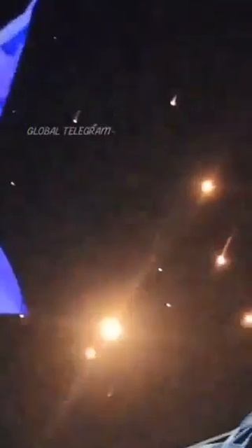 ❗Появляется всё больше видео с иранскими ракетами, атакующими Израиль
