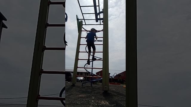 Я лазею и делаю трюки