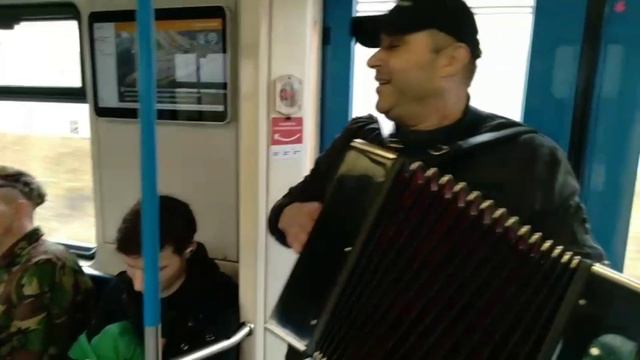 Наши зажигают в метро. 14.06.25г. Акомпонирует Валерий Демчук