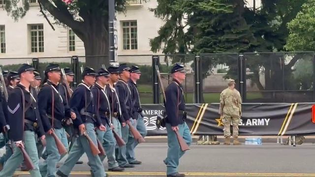 В США проходит парад в честь 250-летия американской армии.

В параде принимают участие восемьдесят ч