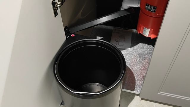 ведро для мусора на фасаде