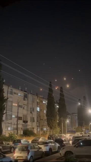 🇮🇷💥🇮🇱Дождь из иранских ракет обрушился на Израиль
Под ударом Хайфа и другие города.