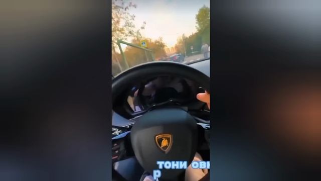 Ахмед Wengallbi оценивает Lamborghini Тамаева