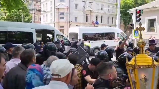 В Молдове силовики разгоняют противников ЛГБТ-шествия. 

На улицах Кишинева произошли столкновения
