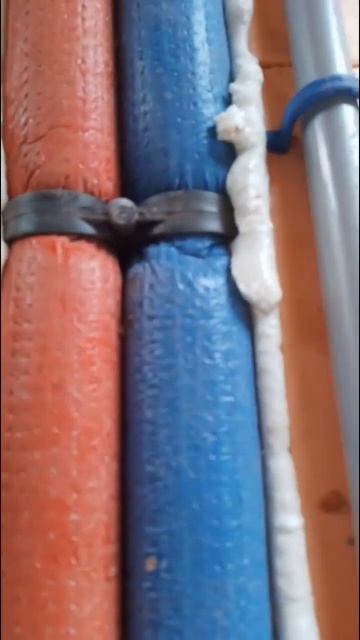 Как закрепить трубы к полу