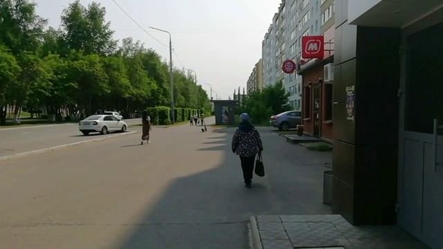 Чей-то отец по дороге пройдёт.