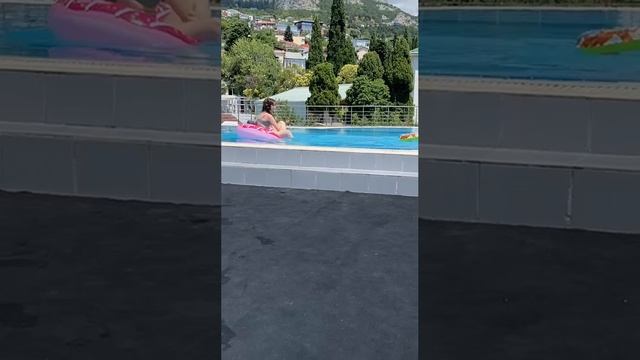 Басик на крыше гостиницы