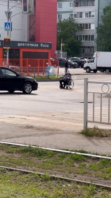 😨 «Какой-то мужик в инвалидной коляске встал посреди дороги на Рябикова.