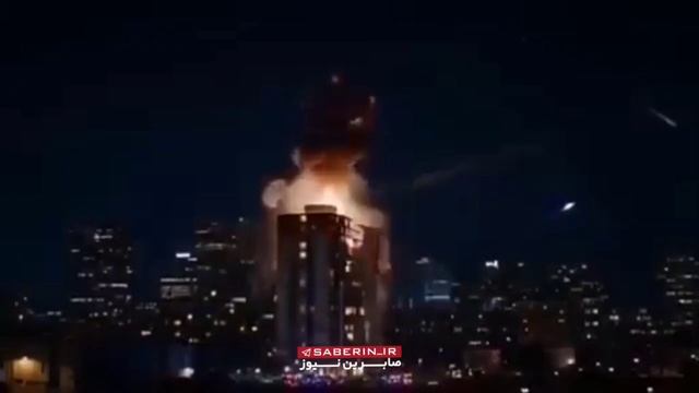 Момент попадания иранской ракеты в здание на юге Тель-Авива публикуют СМИ.