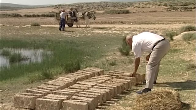 Стены из земли, водыи соломы вручную.
@eugeniomonesma-documentales