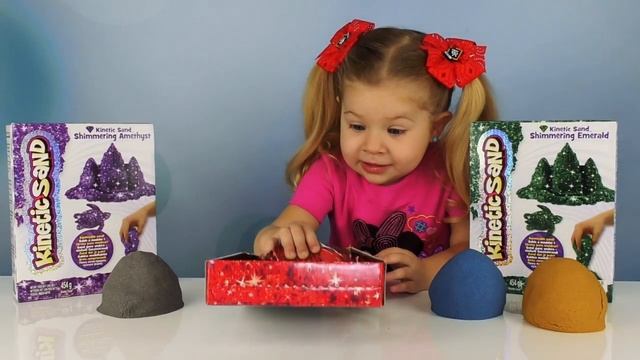 Диана и Рома ЛЕПИМ КОЛОБКИ из Кинетического Песка - Видео для Малышей