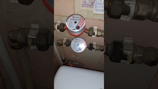 Парадокс, счётчики на горячую и холодную воду живут своей жизнью и работают без включения воды
