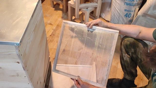 Улей Дадан 12рам , дно сетчатое, крыша плоская с выносом.