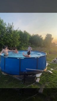 Рыбки плавают в пруду