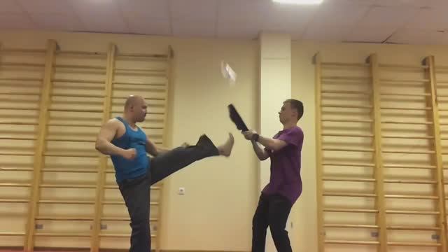 Вертушка. Сшибаем бутылку
#каратэ #ударногой #трюк