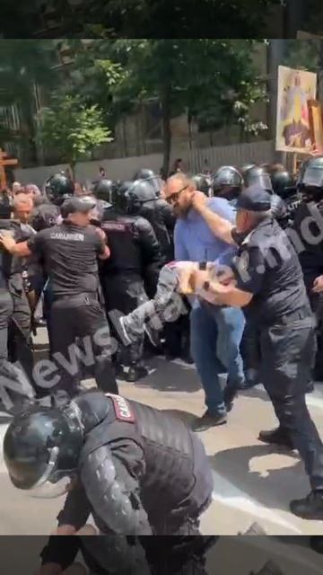В Кишиневе полиция пыталась вырвать ребенка из рук отца во время акции против ЛГБТ*