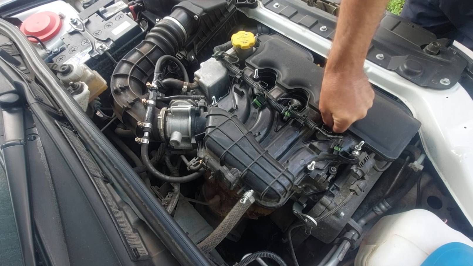 LADA GRANTA CROSS Замена заводских свечей зажигания пробег 23571 км Масло в свечном колодце