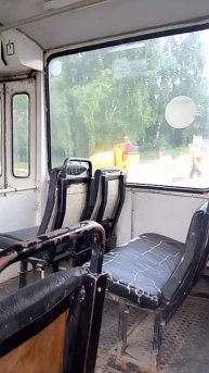 укладывают асфальт и мешают троллейбусу проехать