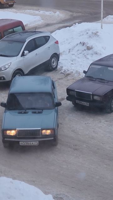Как и кому не надо так парковаться - Опасный тип #icar #auto #autotuning #avtoclub #car #cars #lada