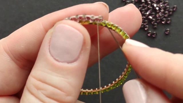 Очень женственное колье с розочкой. Как сплести из бисера центральный круг