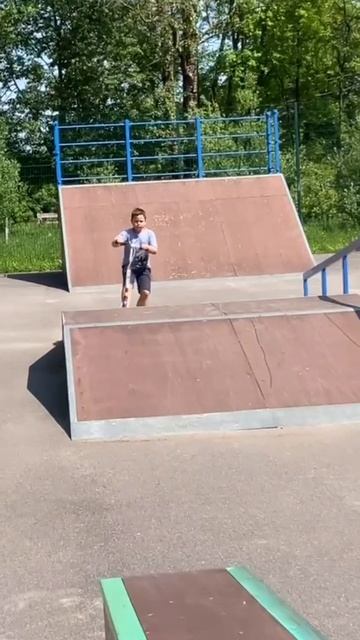 катаюсь на самокате!