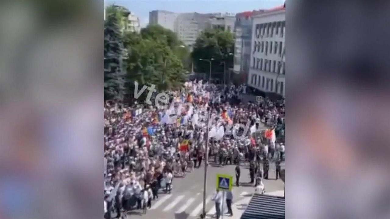 На улицы Кишинева вышли тысячи человек на Марш семьи против парада ЛГБТ