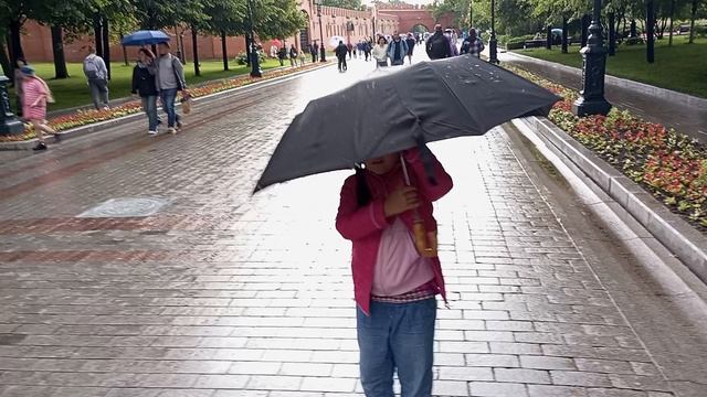 танец под дождем в Александровском саду. Москва