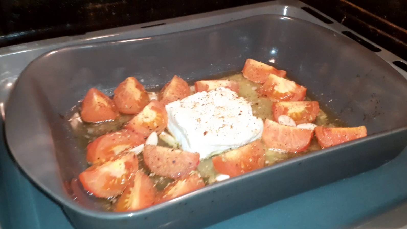 ПОМИДОРЫ С СЫРОМ ФЕТА, ЧЕСНОКОМ И МАКАРОНАМИ.  Рецепт вкусного ужина