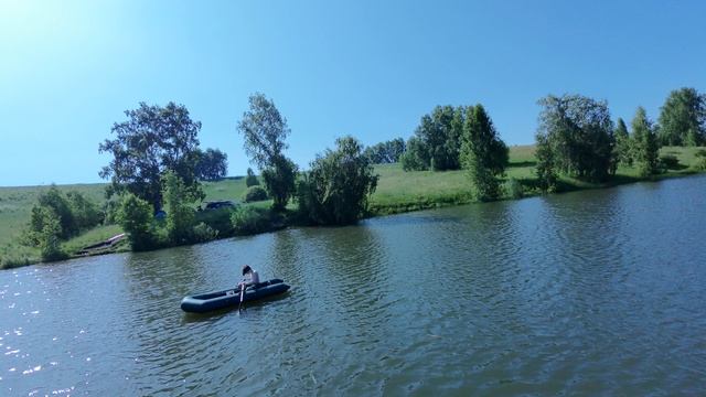 Артём плавает на лодке ставит верши