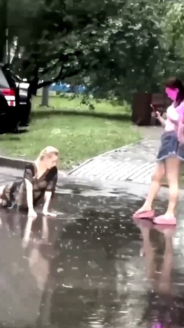 Классная фотосессия девушек в дождь