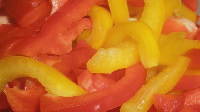 Гречневая лапша с курицей и овощами