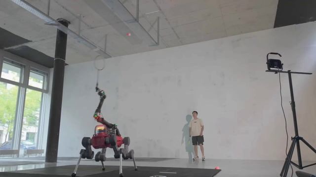 В Швейцарии робособак научили играть в бадминтон! 🏸