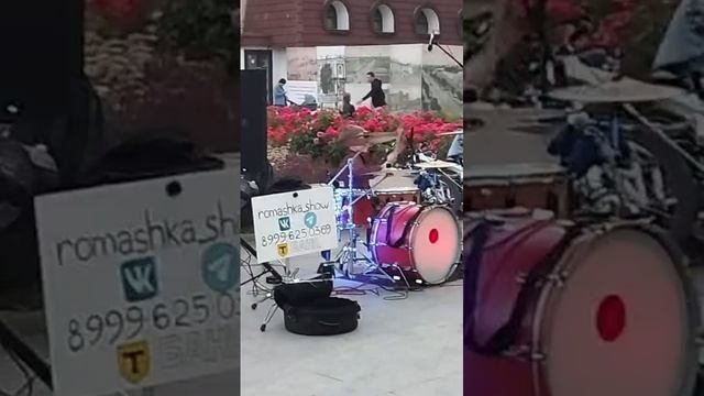 Мальчик классно играет на барабанах