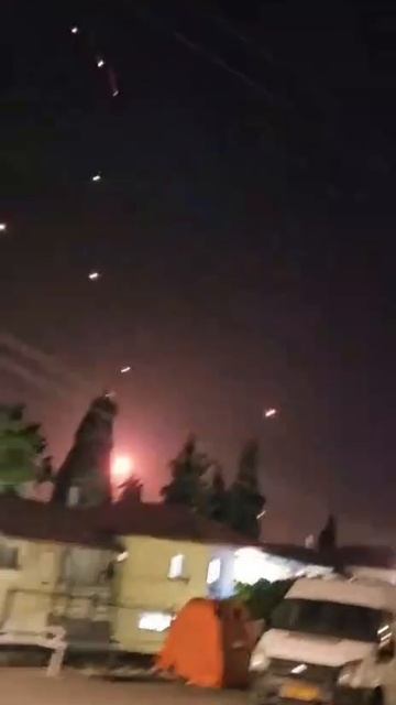 🇮🇷💥🇮🇱Дождь из иранских ракет обрушился на Израиль
Под ударом Хайфа и другие города.